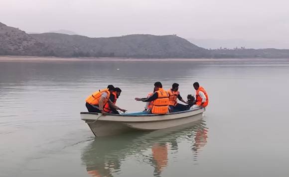 구급활동에 나선 파키스탄 당국. [사진=유튜브 '힌두스탄 타임스' 캡처]