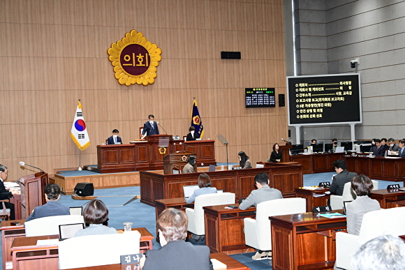 광주광역시의회 의원들이 제 313회 임시회를 진행 중이다. [사진=광주시의회]