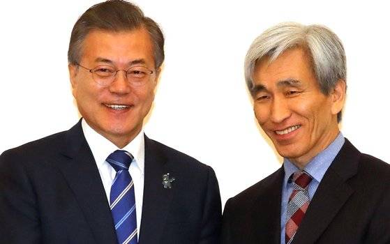 2018년 당시 청와대에서 만난 문재인 대통령과 정해구 대통령 직속 정책기획위원장. 성공회대 교수 출신인 정 위원장은 이탈리아 공산주의자 안토니오 그람시의 진지전 혁명 이론에 밝다고 한다.[연합뉴스]