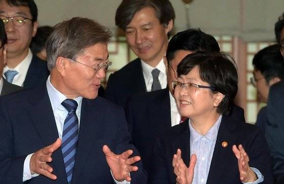 2017년 7월 당시 문재인 대통령이 김은경 환경부 장관에게 임명장을 수여한 뒤 이동하며 대화하고 있다. 가운데는 조국 당시 민정수석. 김 전 장관은 '블랙리스트' 혐의로 징역 2년이 확정됐다.[청와대사진기자단]