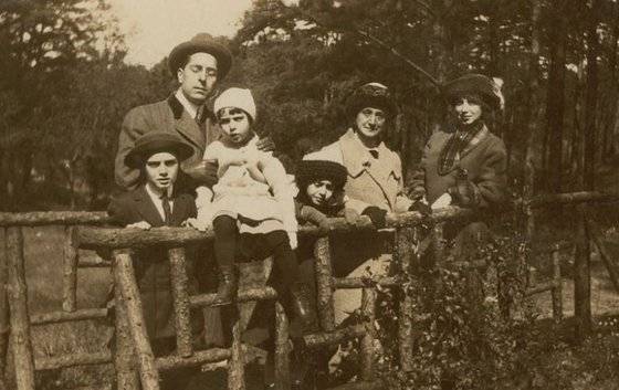 모레라(왼쪽 세 번째)가 트위터에 게시한 어린 시절 가족과 함께 찍은 사진. 사진 모레라 트위터