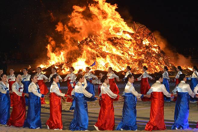 부산 해운대 달맞이온천축제의 달집태우기와 강강술래. 해운대구 제공