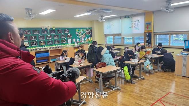 경남 창원시 성산구 한 초등학교 한 1학년 교실에서 학생 대부분 마스크를 착용하고 수업을 받고 있다.  김정훈 기자