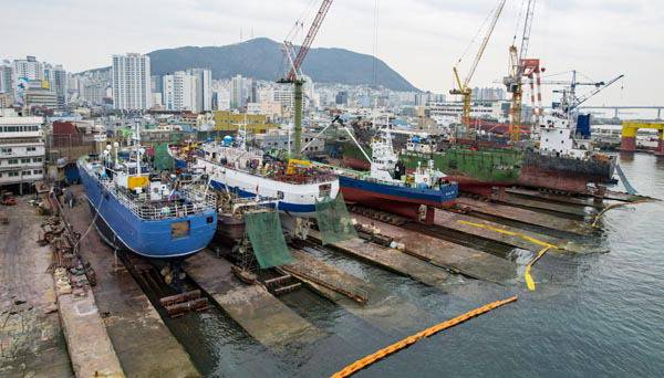 수리조선업체가 운집한 부산 영도구 남항동 깡깡이마을에 수리 점검을 받을 선박들이 대기하고 있다.    이원준 기자 windstorm@kookje.co.kr