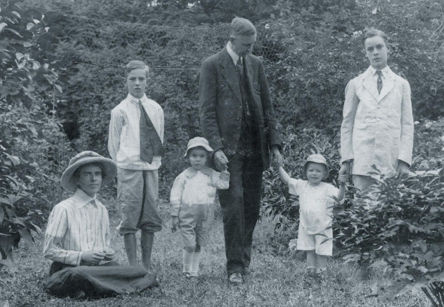 새뮤얼 모펫 선교사(오른쪽 세 번째)가 1919년 평양 거처의 정원에서 부인 루시아 모펫, 아들들과 단란한 시간을 보내고 있다. 서울역사박물관 제공