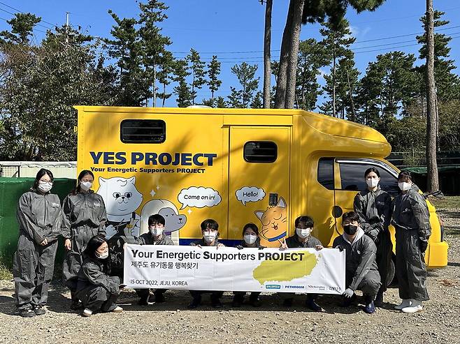 비엠스마일은 국내 반려동물 용품 브랜드 최초로 '유기동물을 위한 미용트럭'을 제작하고 제주행복이네보호소에서 봉사활동을 진행했다.
  【사진 제공=비엠스마일】