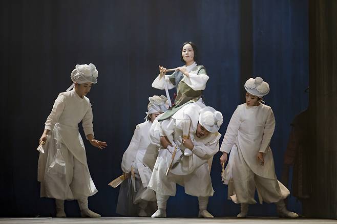 국립창극단의 ‘나무, 달, 물고기’은 인도, 한국, 중국 설화를 차용한 보편적 스토리에 전통음악의 틀을 깬 아름다운 선율의 조화로 관객을 새로운 창극의 세계로 이끈다. [국립극장 제공]
