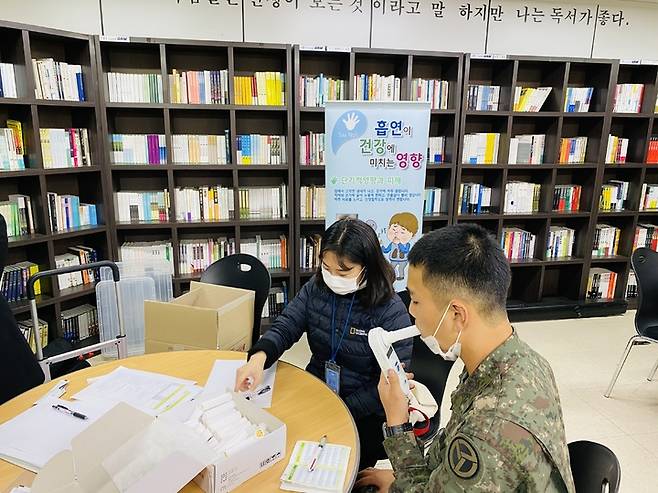 한 군인이 충북 단양군보건소 금연클리닉에서 금연상담을 받고 있다. (사진=단양군 제공) *재판매 및 DB 금지