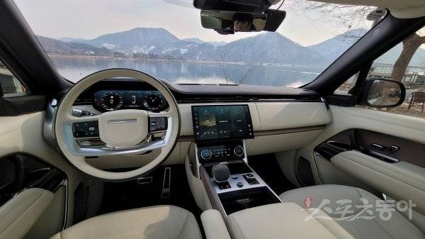 13.1인치 커브드 플로팅 터치스크린, 메탈 소재를 믹스한 고급스러운 우드 피니셔 등 최상위 기술과 소재를 사용해 차별화한 실내. 원성열 기자 sereno@donga.com