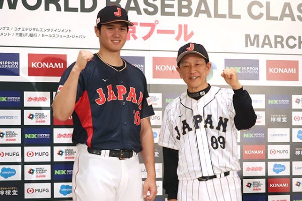 제5회 WBC에 출전할 일본야구대표팀의 평균 나이는 27.3세다. 역대 일본 WBC 대표팀 중 가장 젊은 팀이다. 사진은 일본 대표팀 오타니 쇼헤이(왼쪽)와 구리야마 히데키 감독. 사진출처 | 일본 야구 국가대표팀 홈페이지