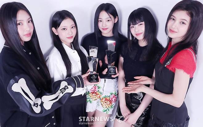 걸그룹 뉴진스 2022 AAA 수상 인터뷰 하니 혜인 해린 다니엘 민지 /사진=김창현 기자 chmt@