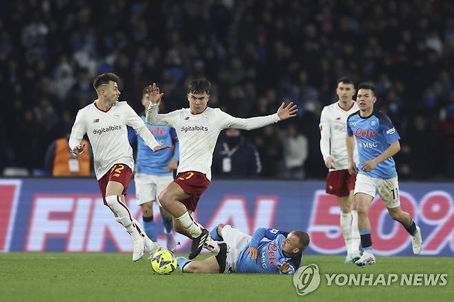 경합하는 양 팀 선수들 [AP=연합뉴스]