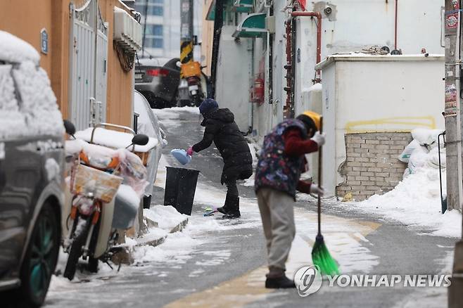 서울 용산구 동자동에서 시민들이 눈을 치우고 있다. [연합뉴스 자료사진]