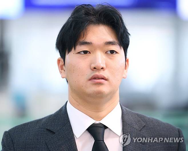 스프링캠프 출국 전 인터뷰하는 고우석 (영종도=연합뉴스) 김도훈 기자 = 프로야구 LG 트윈스 고우석이 30일 오전 인천국제공항 제1여객터미널 출국장에서 스프링캠프지인 미국 애리조나주 스코츠데일로 떠나기 위해 출국 수속을 밟은 뒤 인터뷰를 하고 있다. 2023.1.30 superdoo82@yna.co.kr