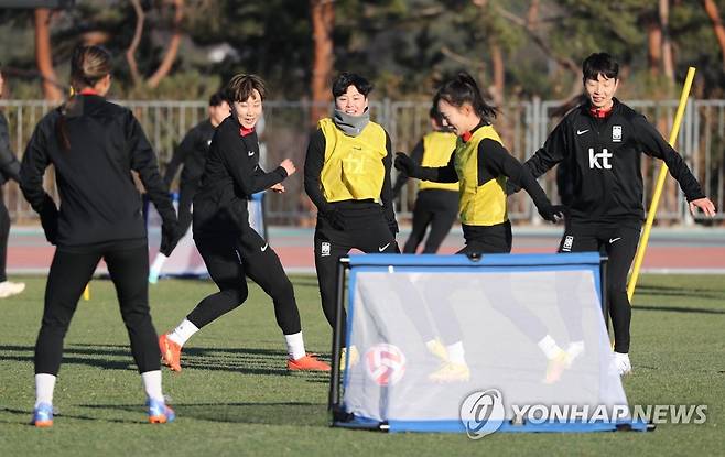 울산서 훈련하는 여자 축구대표팀 (울산=연합뉴스) 김용태 기자 = 30일 오후 울산 문수축구경기장 보조경기장에서 여자 축구 국가대표팀이 훈련하고 있다. 2023.1.30 yongtae@yna.co.kr