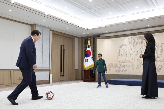 윤석열 대통령이 31일 용산 대통령실 청사를 찾은 캄보디아 소년 옥 로타 군에게 축구공을 선물한 후 함께 공놀이를 하고 있다. 사진=뉴스1