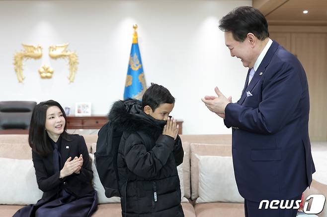 윤석열 대통령과 김건희 여사가 31일 용산 대통령실 청사를 찾은 캄보디아 소년 옥 로타(14)군에게 학용품 이 든 책가방을 선물하고 있다.  (대통령실 제공) 2023.1.31/뉴스1 ⓒ News1 오대일 기자