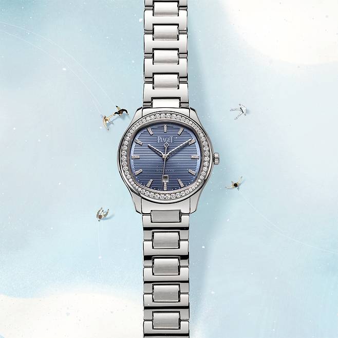 사진 : 피아제 폴로 데이트 워치 - 36 mm. 스틸 케이스, 케이스에 60개의 브릴리언트 컷 다이아몬드(약 0.97캐럿) 세팅, 실버 컬러 슬레이트 블루 다이얼, 아워 마커에 36개의 브릴리언트 컷 다이아몬드(약 0.07캐럿) 세팅, 사파이어 크리스탈 케이스백, 교체 가능한 스트랩, 500P1 자체 제작 기계식 셀프 와인딩 무브먼트, G0A47027