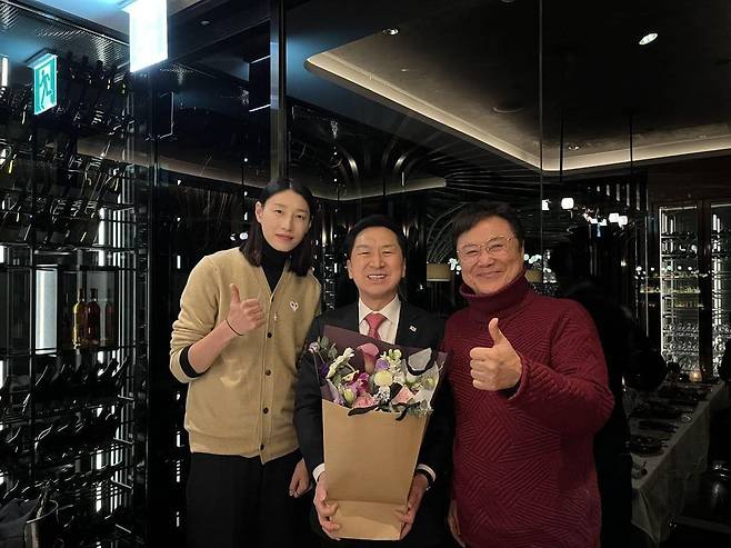 김기현 국민의힘 의원이 페이스북에 올렸던 배구선수 김연경씨, 가수 남진씨와 함께 찍은 사진. /김기현 의원 페이스북