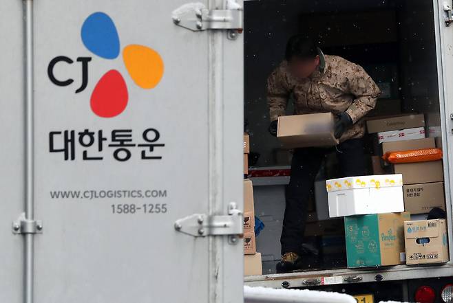 지난 26일 서울의 CJ대한통운택배 터미널에서 택배기사가 배송을 준비하고 있다. /뉴스1