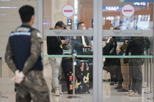 지난 9일 오전 인천국제공항 제2여객터미널로 입국한 중국발 입국자들이 입국장 게이트 안쪽에 모여 있다. ⓒ 연합뉴스