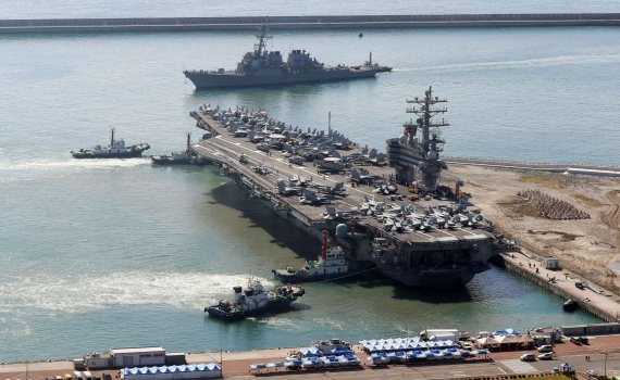 미국 해군의 핵추진 항공모함 '로널드 레이건함'(CVN-76)과 이지스 구축함 '배리함'(DDG-52) 등 항모강습단이 23일 오전 부산 남구 해군작전사령부 부산작전기지에 입항하고 있다. 이 항모는 길이 333m, 폭 77m, 높이 63m 규모이며, 승조원 5500~6000명이다. '떠다니는 군사기지'로 불리는 이 항모는 전투기 FA-18(슈퍼호넷), F-35C 전투기 등 80여 대의 항공기를 탑재하고 있다. 사진=뉴시스