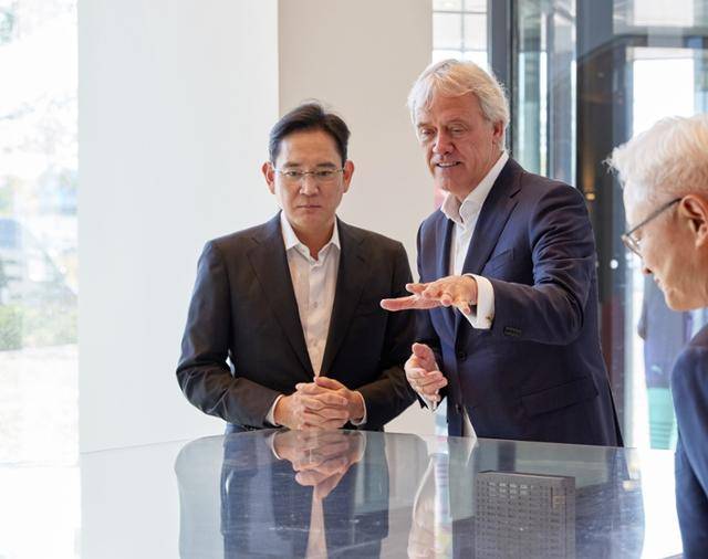 이재용 삼성전자 회장이 2022년 6월 네덜란드 ASML을 방문해 페터르 베닝크 ASML CEO와 대화하고 있다. 삼성전자 제공