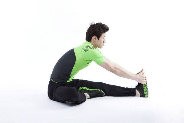 허벅지 뒤쪽 스트레칭/사진=강남나누리병원 제공