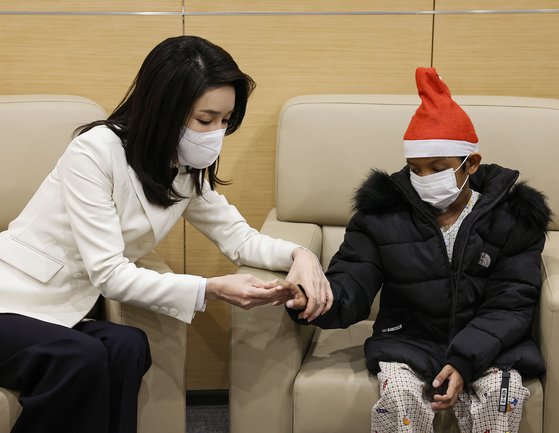 김건희 여사가 지난해 12월 21일 오후 서울아산병원에서 심장질환 수술을 받고 회복 중인 캄보디아 아동옥 로타 군을 만난 당시 모습. 사진 대통령실
