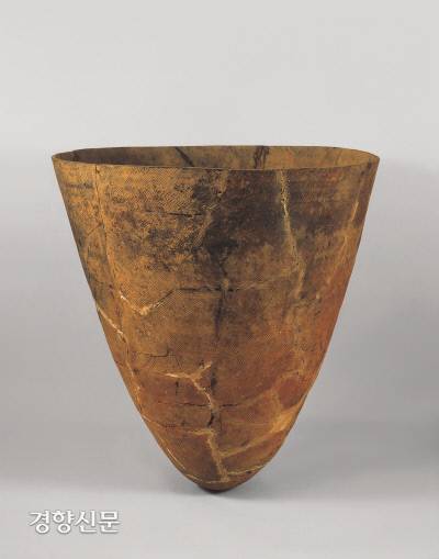경기 하남 미사리에서 확인된 빗살무늬 토기.  암사동 빗살무늬 토기와 같은 종류이다.|숭실대기독교박물관 제공
