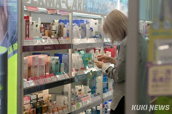 올리브영 직원이 마스크를 쓴채 매대 정리를 하고 있다.&nbsp; &nbsp;사진=안세진 기자