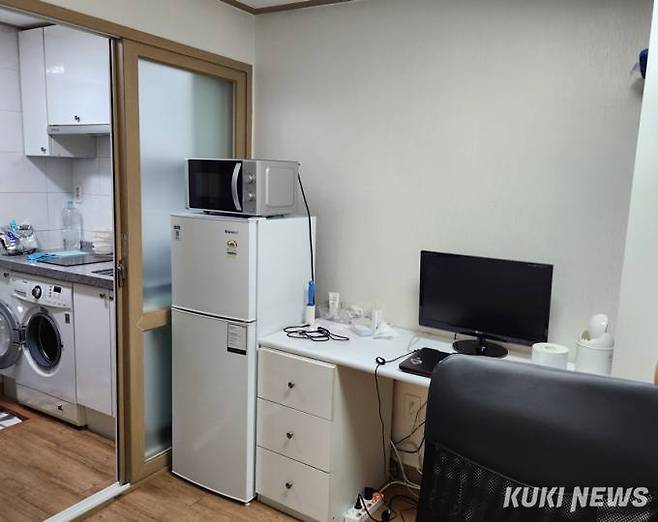 서울 구로구에 거주하는 대학생 김연준(25)씨의 18.5㎡(5.6평) 자취방. 침대를 놓으면 집이 꽉차기에 접이식 매트리스에서 잠을 청한다. 사진=이소연 기자