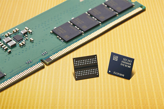 삼성전자가 개발한 12나노 16Gb DDR5 디램. (삼성전자 제공)