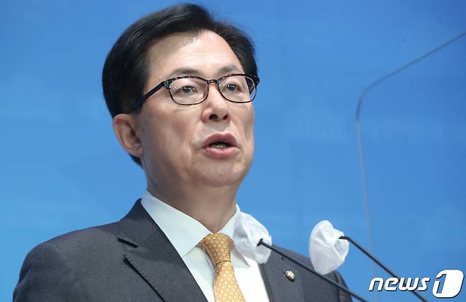 (서울=뉴스1) 허경 기자 = 이만희 국민의힘 의원이 31일 서울 여의도 국회 소통관에서 기자회견을 열고 3·8 전당대회 최고위원 출마 선언을 하고 있다. 2023.1.31/뉴스1  Copyright (C) 뉴스1. All rights reserved. 무단 전재 및 재배포 금지.