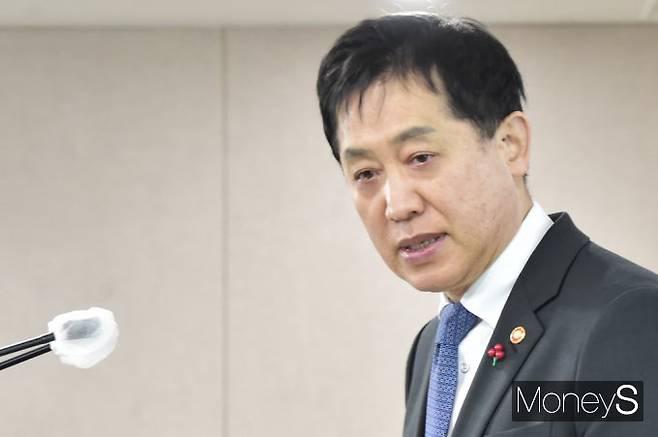 김주현 금융위원장이 27일 서울 종로구 세종대로 정부서울청사 311호에서 금융위원회 업무보고와 관련해 브리핑을 하고 있다.