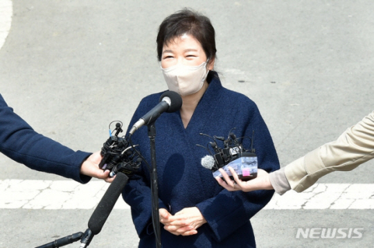 박근혜 전 대통령이 24일 오후 대구 달성군 유가읍에 마련된 사저에 도착해 시민들에게 인사말을 하고 있다. 뉴시스