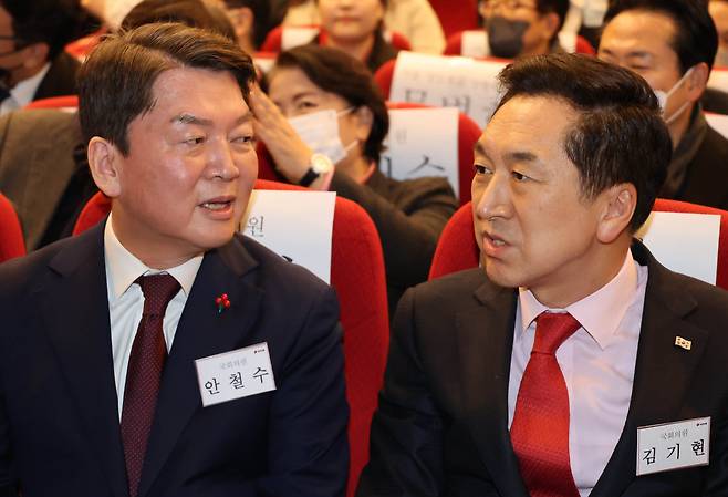 국민의힘 당대표에 출마한 김기현 의원(오른쪽)과 안철수 의원. [연합]