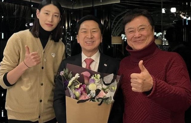 김기현 의원(가운데)이 김연경(좌)과 남진(우)으로부터 꽃다발과 함께 응원을 받았다며 SNS에· 올린 사진.