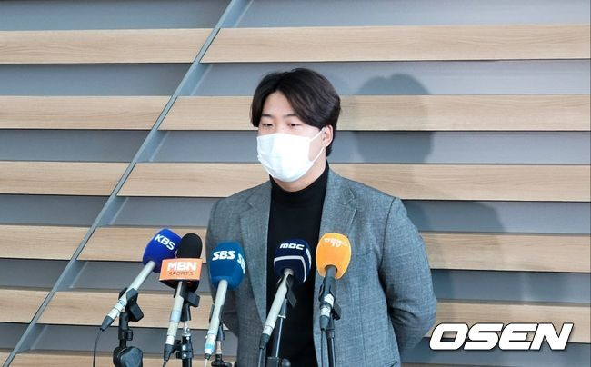 [OSEN=인천국제공항, 홍지수 기자] KT 위즈 내야수 강백호가 미국 출국 전 각오를 밝혔다. /knightjisu@osen.co.kr