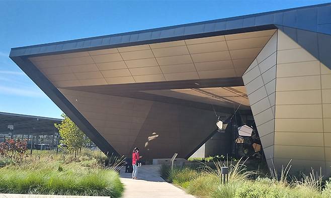 미국 캘리포니아주 리버사이드에 있는 메리 니콜스 캠퍼스 입구