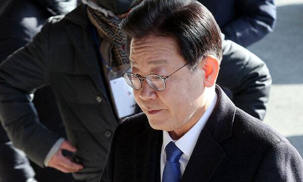 지난 28일 이재명 대표가 서울 서초구 서울중앙지방검찰청에 출석하기 위해 차에서 내려 이동하고 있다. 연합뉴스