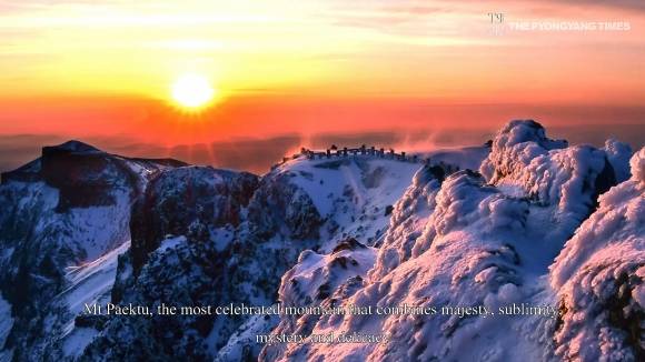 북한, 백두산 설경 담은 영상 공개 - 북한, 백두산 설경 담은 영상 공개     (서울=연합뉴스) 북한 평양타임스는 31일 백두산 설경을 보여주는 영상을 공개했다. 영상 초반에는 “백두산은 북한 정신을 상징하고 한민족 영혼과 관련된 혁명 조상 선대의 신성한 산”이라는 문구가 등장한다. 영상에는 온통 새하얀 눈으로 뒤덮이거나 태양이 떠오르는 등 다각도에서 찍힌 백두산 모습이 담겼다. 인공기를 든 백두산 답사 행렬의 모습도 비췄다. 북한은 2019년 김정은 국무위원장의 이른바 ‘백두산 군마 등정’ 이후 각계각층의 백두산 혁명전적지 답사를 독려해왔다. 북한이 백두산 영상을 공개한 것은 1942년 2월 16일 백두산에서 태어났다는 김정일 생일을 앞두고 선대 탄생지를 조명해 백두혈통의 의미를 재차 부각하려는 의도로 풀이된다. 2023.1.31 [평양타임스 캡처. 재판매 및 DB 금지]      nkphoto@yna.co.kr (끝)