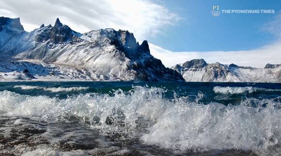 북한, 백두산 설경 담은 영상 공개 - 북한, 백두산 설경 담은 영상 공개     (서울=연합뉴스) 북한 평양타임스는 31일 백두산 설경을 보여주는 영상을 공개했다. 영상 초반에는 “백두산은 북한 정신을 상징하고 한민족 영혼과 관련된 혁명 조상 선대의 신성한 산”이라는 문구가 등장한다. 영상에는 온통 새하얀 눈으로 뒤덮이거나 태양이 떠오르는 등 다각도에서 찍힌 백두산 모습이 담겼다. 인공기를 든 백두산 답사 행렬의 모습도 비췄다. 북한은 2019년 김정은 국무위원장의 이른바 ‘백두산 군마 등정’ 이후 각계각층의 백두산 혁명전적지 답사를 독려해왔다. 북한이 백두산 영상을 공개한 것은 1942년 2월 16일 백두산에서 태어났다는 김정일 생일을 앞두고 선대 탄생지를 조명해 백두혈통의 의미를 재차 부각하려는 의도로 풀이된다. 2023.1.31 [평양타임스 캡처. 재판매 및 DB 금지]      nkphoto@yna.co.kr (끝)