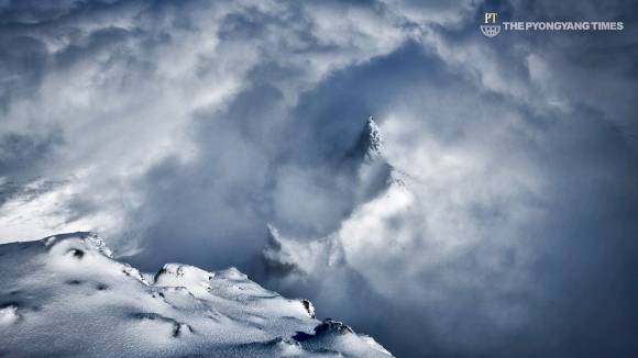 북한, 백두산 설경 담은 영상 공개 - 북한, 백두산 설경 담은 영상 공개     (서울=연합뉴스) 북한 평양타임스는 31일 백두산 설경을 보여주는 영상을 공개했다. 영상 초반에는 “백두산은 북한 정신을 상징하고 한민족 영혼과 관련된 혁명 조상 선대의 신성한 산”이라는 문구가 등장한다. 영상에는 온통 새하얀 눈으로 뒤덮이거나 태양이 떠오르는 등 다각도에서 찍힌 백두산 모습이 담겼다. 인공기를 든 백두산 답사 행렬의 모습도 비췄다. 북한은 2019년 김정은 국무위원장의 이른바 ‘백두산 군마 등정’ 이후 각계각층의 백두산 혁명전적지 답사를 독려해왔다. 북한이 백두산 영상을 공개한 것은 1942년 2월 16일 백두산에서 태어났다는 김정일 생일을 앞두고 선대 탄생지를 조명해 백두혈통의 의미를 재차 부각하려는 의도로 풀이된다. 2023.1.31 [평양타임스 캡처. 재판매 및 DB 금지]      nkphoto@yna.co.kr (끝)