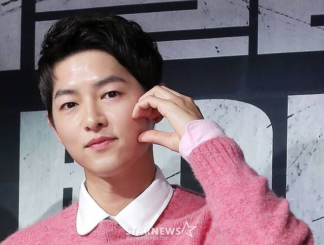 배우 송중기가 17일 오후 서울 영등포구 여의도동 페어몬트 앰배서더 서울에서 열린 JTBC 금토일드라마 '재벌집 막내아들' 제작발표회에 참석해 포즈를 취하고 있다.  '재벌집 막내아들'은 재벌 총수 일가의 오너리스크를 관리하는 비서 윤현우(송중기 분)가 재벌가의 막내아들 진도준(송중기 분)으로 회귀해 인생 2회차를 사는 판타지 회귀물이다. 오는 18일 첫 방송. / 2022.11.17 /사진=김창현 기자 chmt@