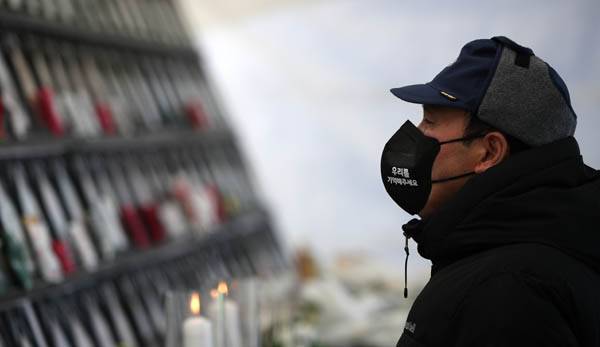 지난해 12월 18일 서울 용산구 녹사평역 광장에 이태원 참사 유가족들이 직접 마련한 시민 분향소에서 희생자의 유가족이 영정을 바라보고 있다. / 권도현 기자