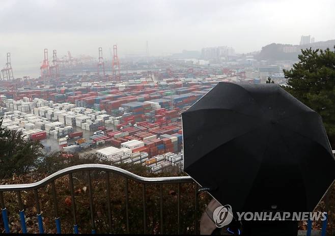 비 내리는 부산항 [연합뉴스 자료사진]