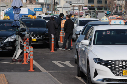 서울역 앞에서 택시들이 승객을 기다리고 있다. (사진=연합뉴스)