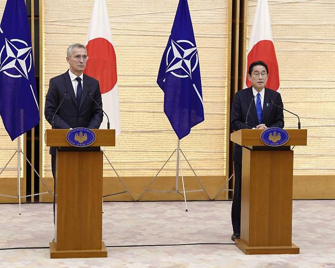 기시다 후미오 일본 총리(오른쪽)가 지난 달 31일 도쿄에서 옌스 스톨텐베르그 북대서양조약기구(NATO·나토) 사무총장과 회담 후 공동 기자회견을 하고 있다. (사진=연합뉴스)