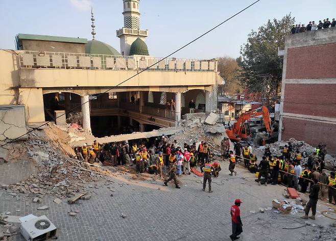 지난 달 30일(현지시간) 자살 폭탄 공격으로 무너진 파키스탄 북부 페샤와르의 모스크(이슬람사원)에서 구조 대원들이 구조·수색 작업을 벌이고 있다. (사진=연합뉴스)